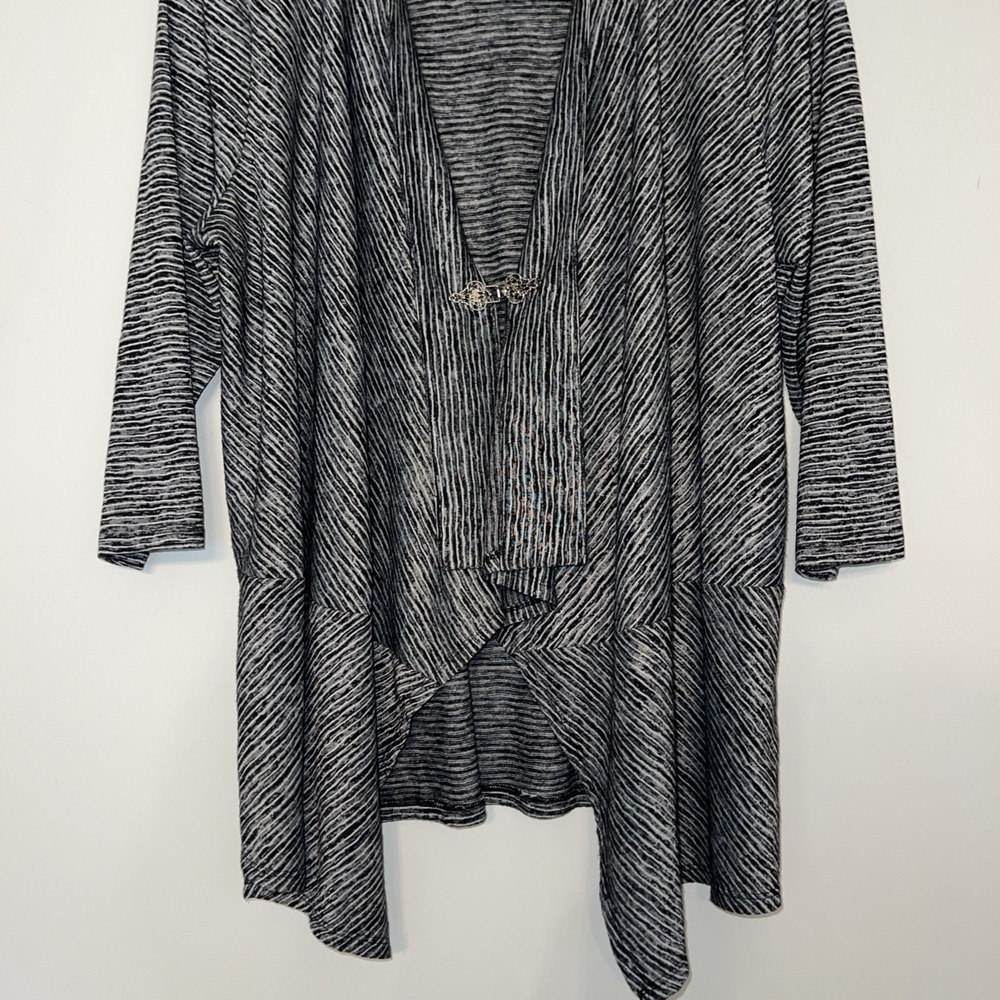Chicos Size 1 Cardigan Black White Textured Clasp Front 3/4 Sleeve Womens - Picture 5 of 10